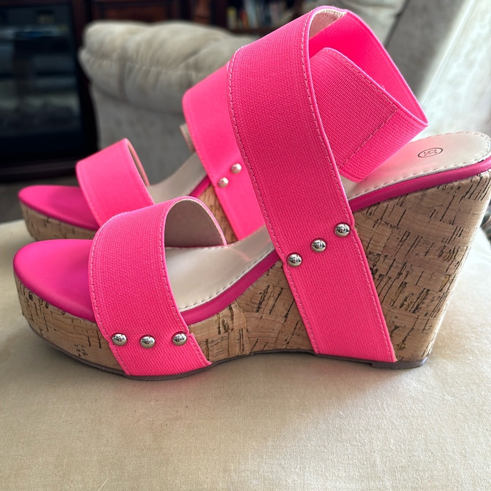 Size 6 says 35 pink strap wraps around the ankle